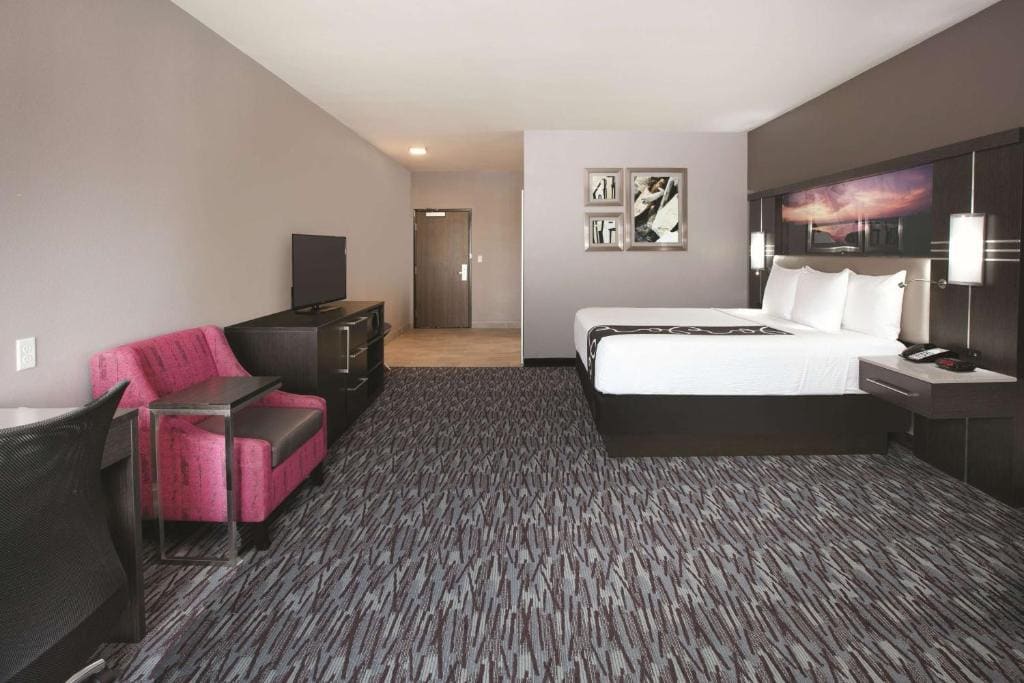 1 King Bed, Deluxe Mobility/Hearing Access Room, Bathtub w/Grab Bars, No-Smoking room - Image 1