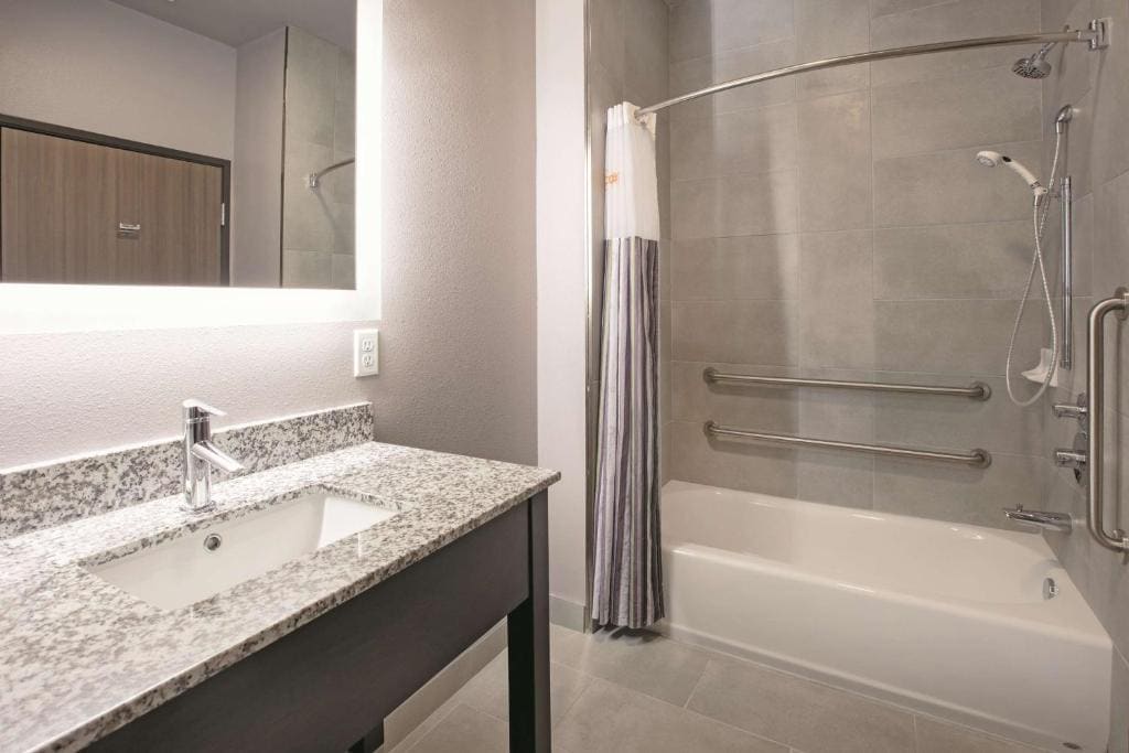 1 King Bed, Deluxe Mobility/Hearing Access Room, Bathtub w/Grab Bars, No-Smoking room - Image 2