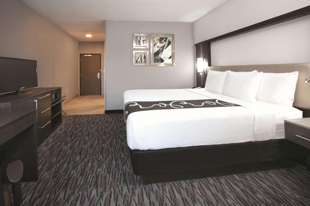 King Room with Roll-In Shower - Mobility/Hearing Accessible - Non-Smoking room - Image 1