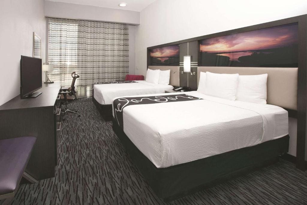Queen Room with Two Queen Beds and Bath Tub - Mobility/Hearing Access - Non-Smoking room - Image 1