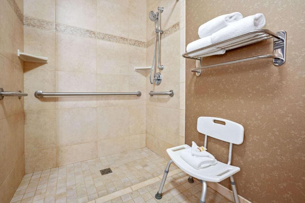 Queen Room with Two Queen Beds - Mobility Access/Non-Smoking room - Image 1