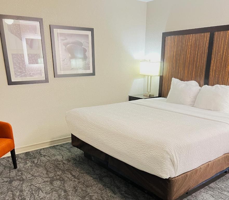Family Suite with One King Bed, Two Queen Beds and Kitchenette - Non-Smoking room - Image 2
