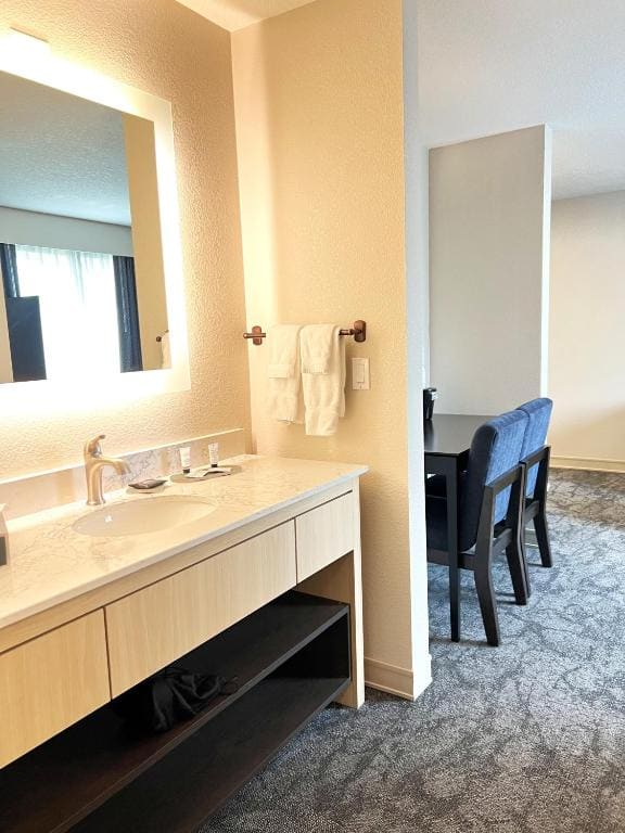 King Suite with Kitchenette room - Image 3