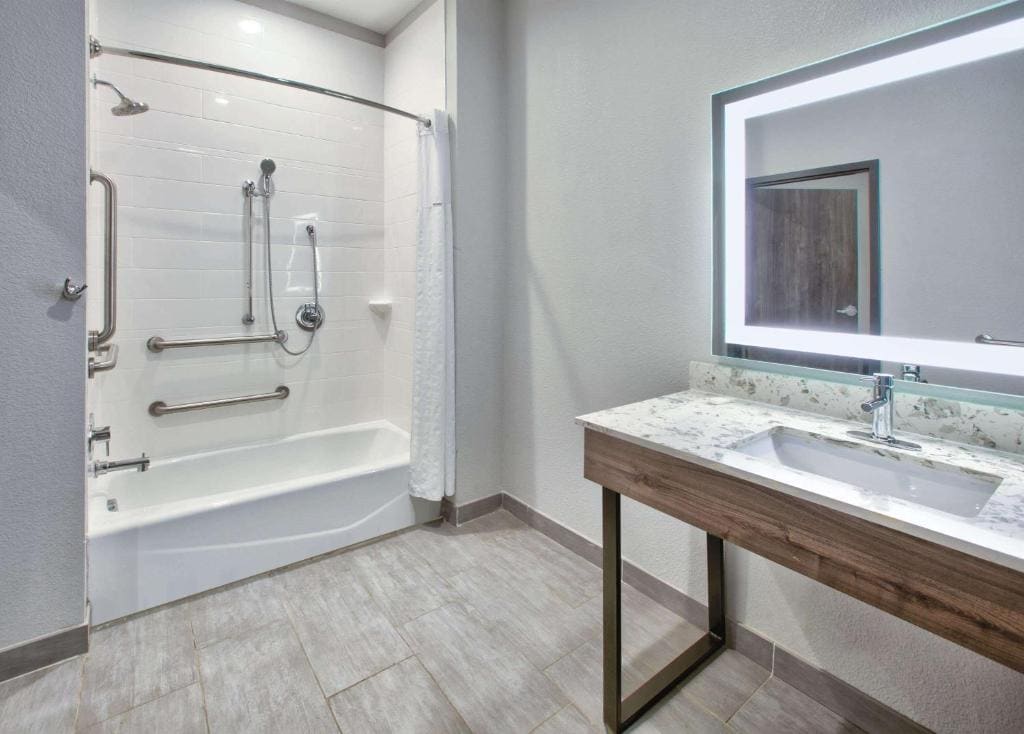 2 Queen Beds, Mobility/Hearing Access Premier Room, Tub w/ Grab Bars, No Smoking room - Image 2
