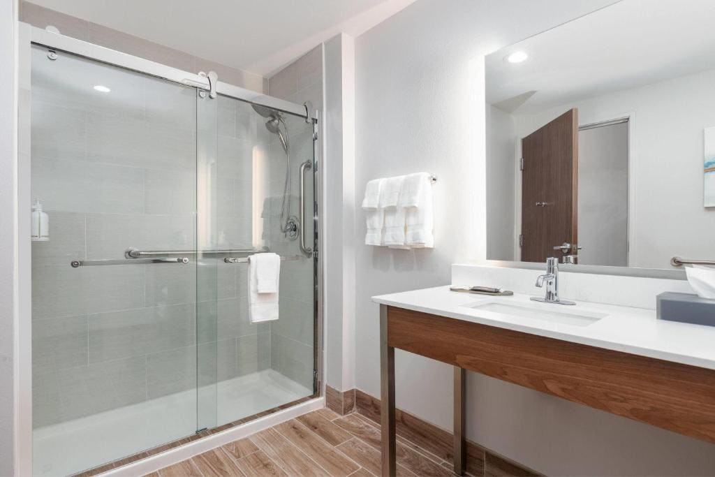 Queen Room with Two Queen Beds, Mobility Access and Roll-In shower, Non-Smoking room - Image 3