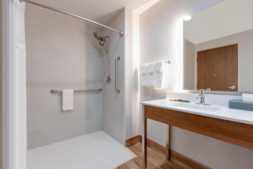 King Room with Roll-in Shower - Mobility Access/Non-Smoking room - Image 1