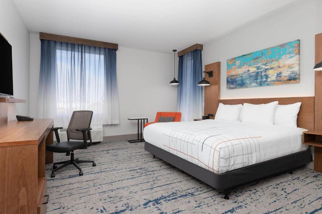 King Room with Roll-in Shower - Mobility Access/Non-Smoking room - Image 2