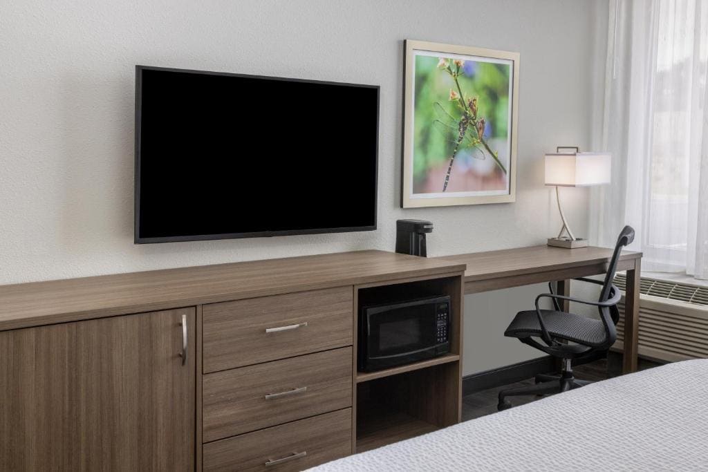 King Room with Mobility/Hearing Access and Bathtub with Garb Bars - Non- Smoking room - Image 3