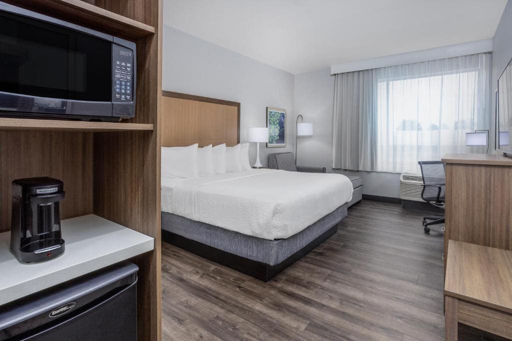 King Room with Mobility/Hearing Access and Bathtub with Garb Bars - Non- Smoking room - Image 1