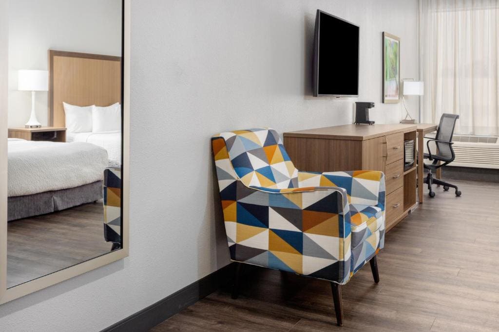 Queen Room with Mobility/Hearing Access and Bathtub with Grab Bar - Non-Smoking room - Image 3