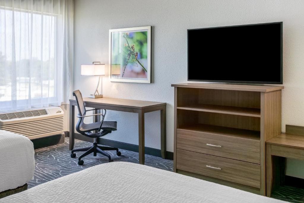 Queen Room with Mobility/Hearing Access and Bathtub with Grab Bar - Non-Smoking room - Image 2