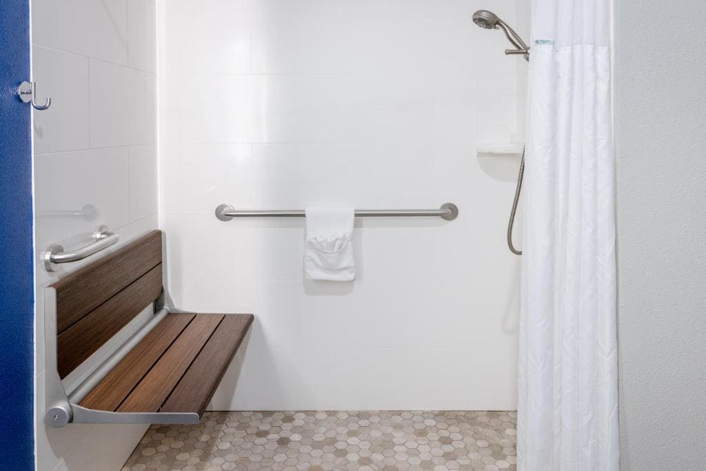 Queen Room with Mobility/Hearing Access and Roll-In Shower - Non-Smoking room - Image 1