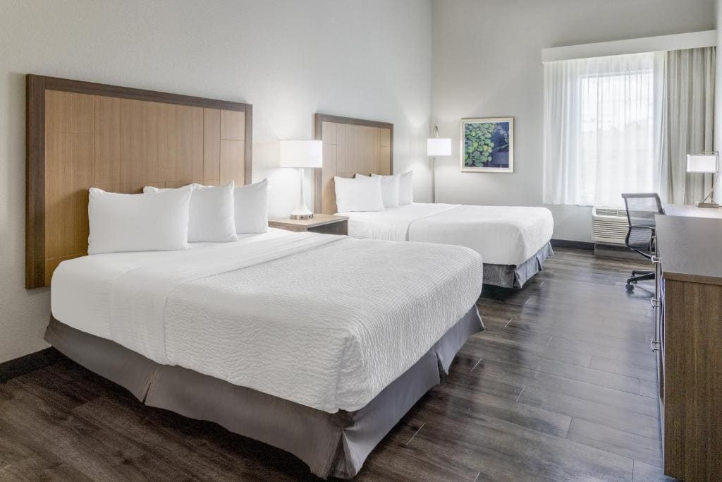 Queen Room with Mobility/Hearing Access and Bathtub with Grab Bar - Non-Smoking room - Image 1