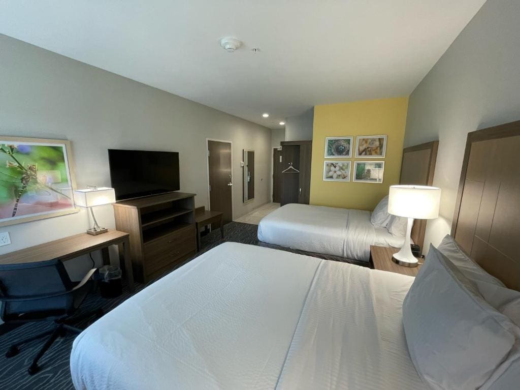 Queen Room with Two Queen Beds - Non-Smoking room - Image 2