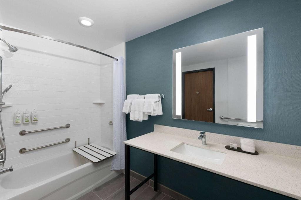 King Room with Bathtub w/Grab Bars - Mobility Accessible room - Image 3