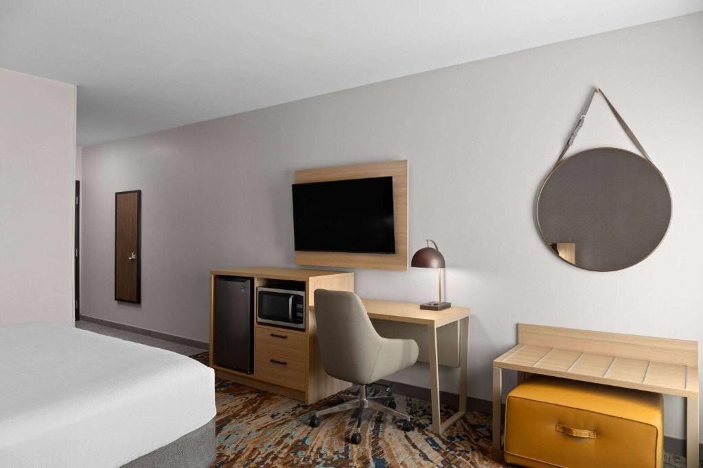 King Room with Bathtub w/Grab Bars - Mobility Accessible room - Image 2