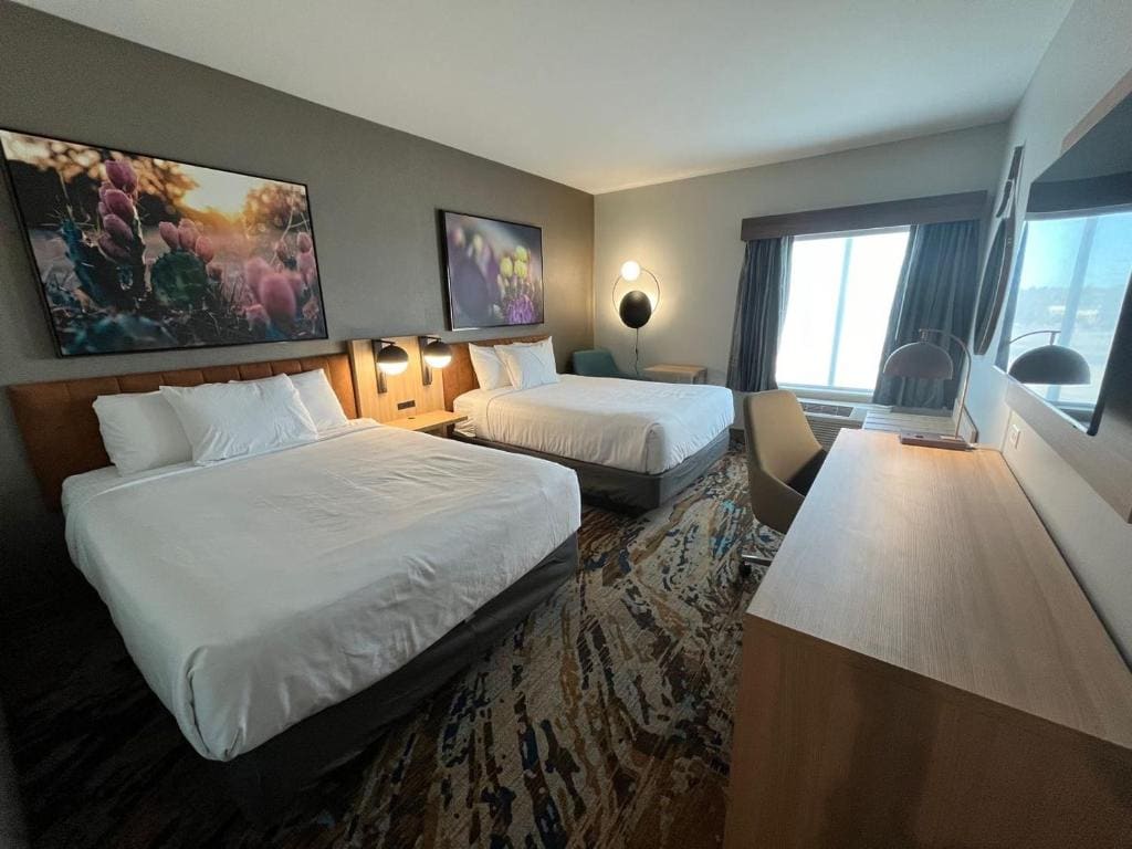 Queen Room with Two Queen Beds - Hearing Impaired Access room - Image 1