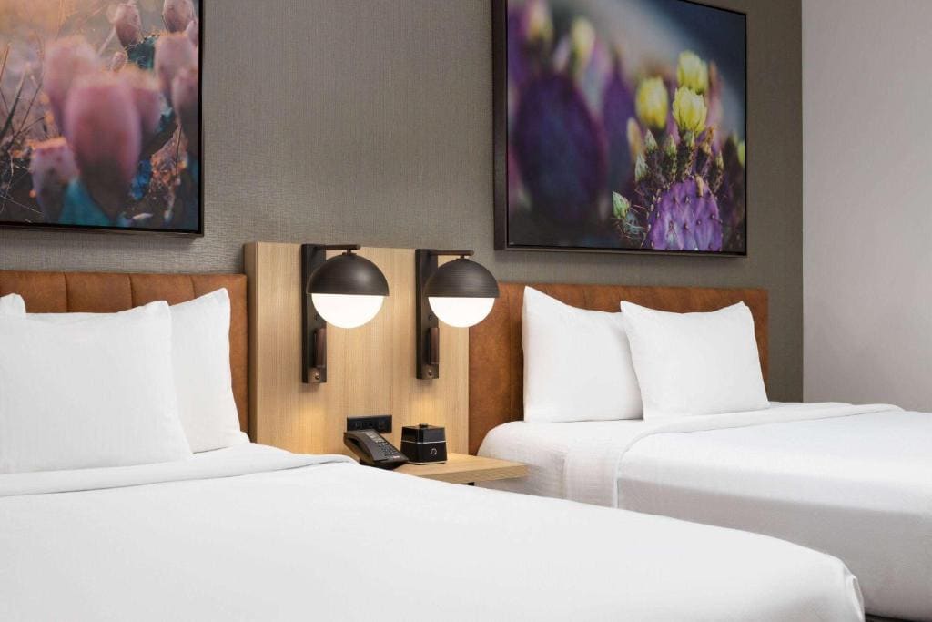 Queen Room with Two Queen Beds - Hearing Impaired Access room - Image 2