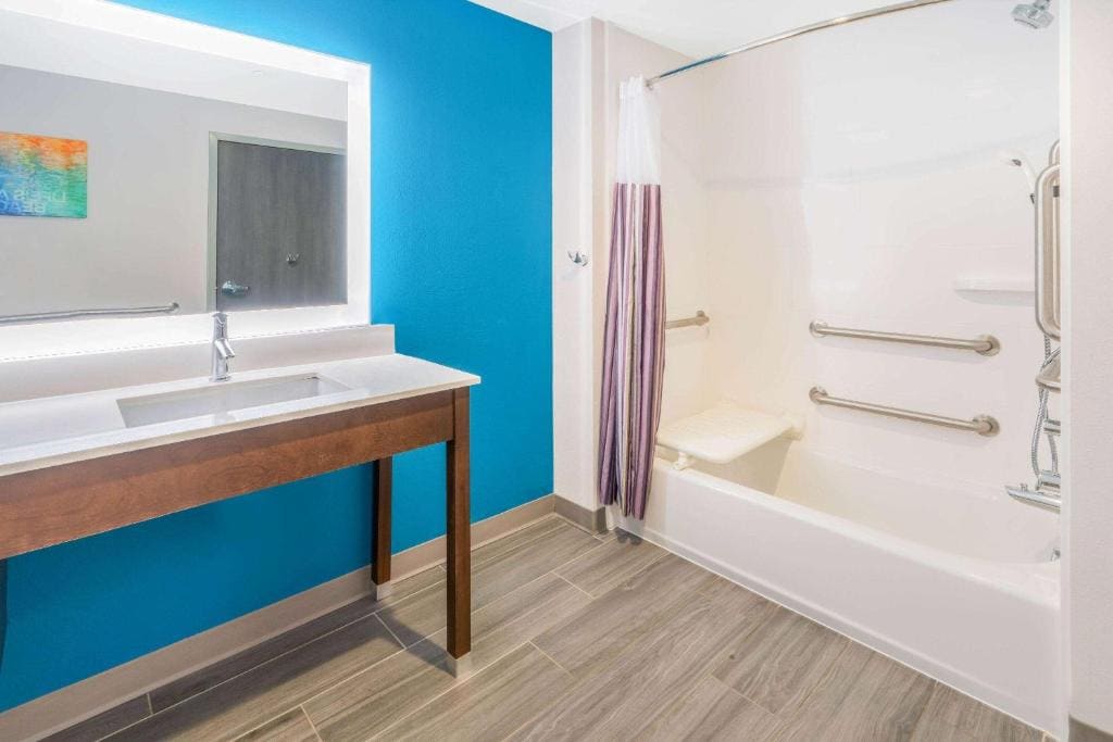 King Room with Mobility/Hearing Impaired Access - Non-Smoking room - Image 1