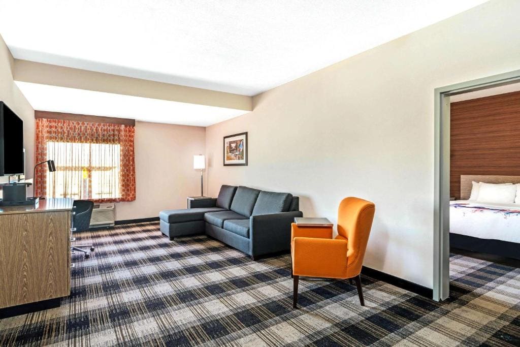 One-Bedroom King Suite - Non-Smoking room - Image 3