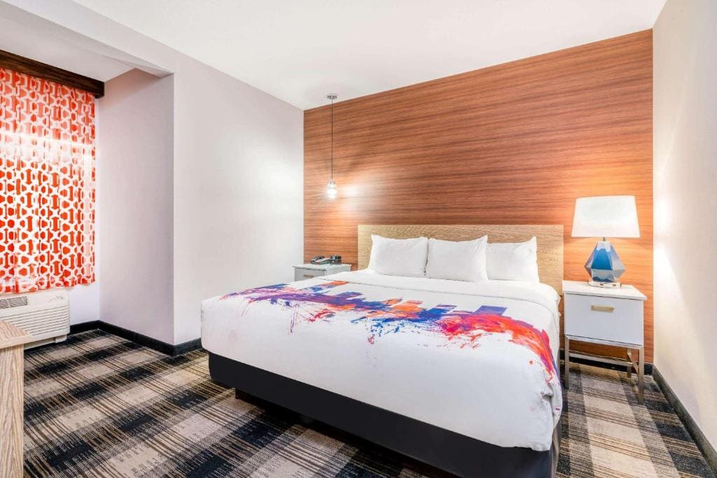 One-Bedroom King Suite - Non-Smoking room - Image 1