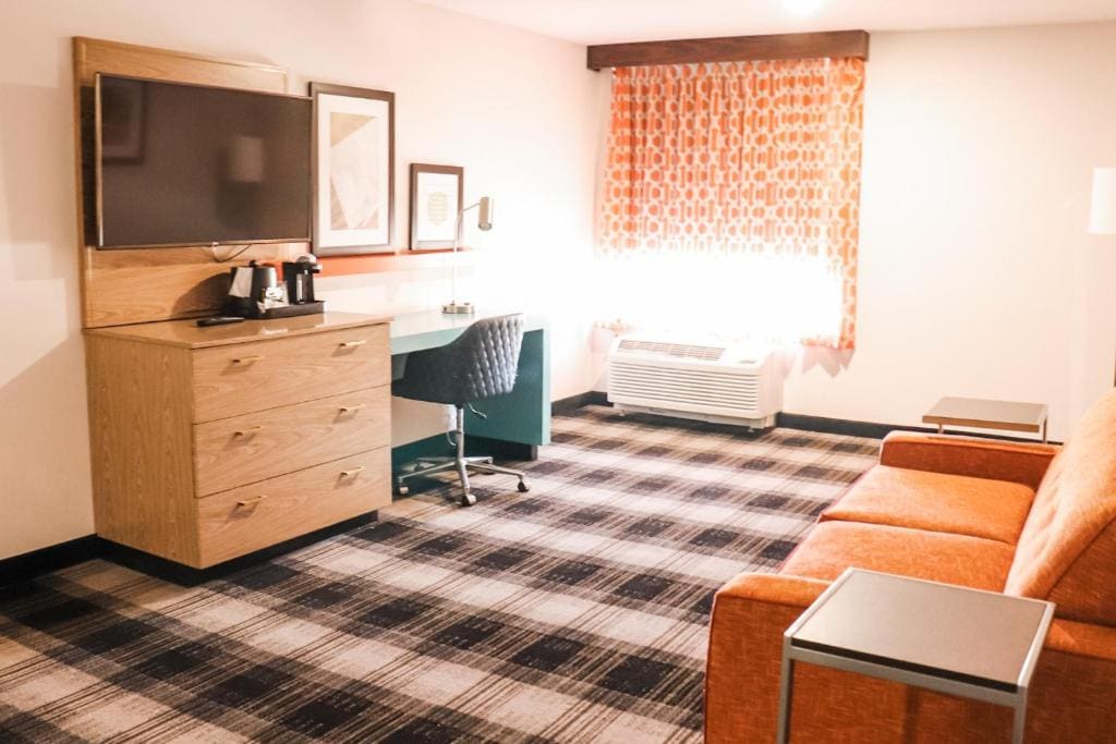 One-Bedroom King Suite - Mobility Access/Non-Smoking room - Image 1
