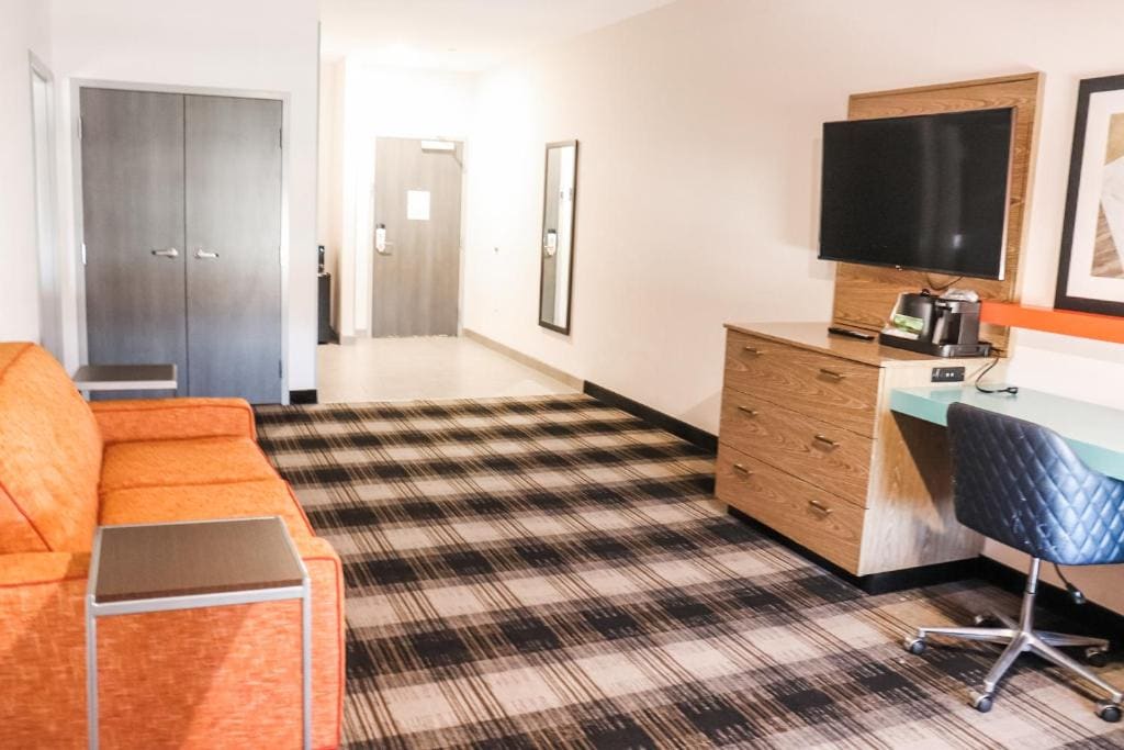 One-Bedroom King Suite - Mobility Access/Non-Smoking room - Image 3