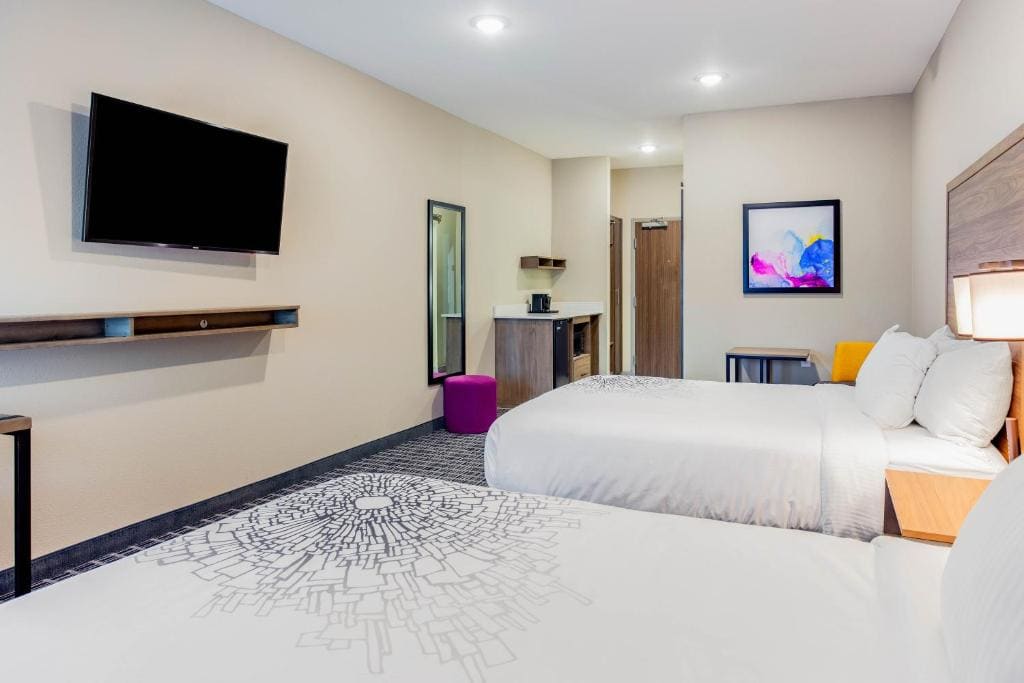 Queen Room with Two Queen Beds and Roll-In Shower - Mobility/Hearing Accessible - Non-Smoking room - Image 1
