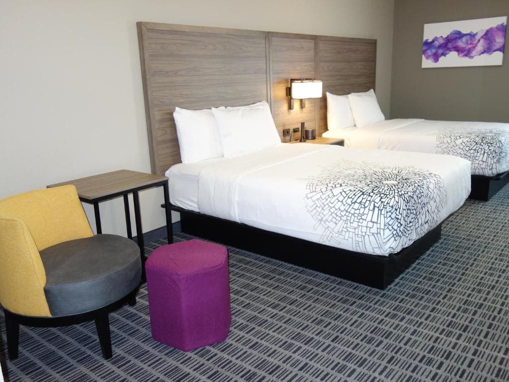 Queen Room with Two Queen Beds and Roll-In Shower - Mobility/Hearing Accessible - Non-Smoking room - Image 2