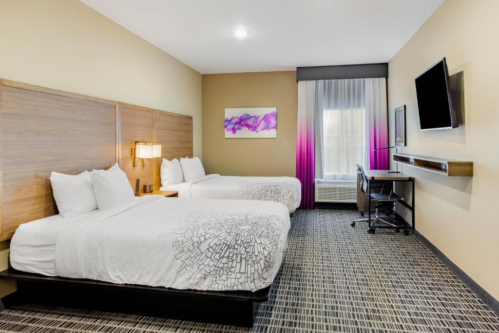 Queen Room with Two Queen Beds and Roll-In Shower - Mobility/Hearing Accessible - Non-Smoking room - Image 3
