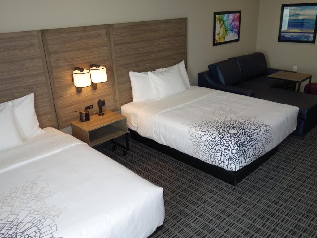 Deluxe Queen Room with Two Queen Beds - Non-Smoking room - Image 2