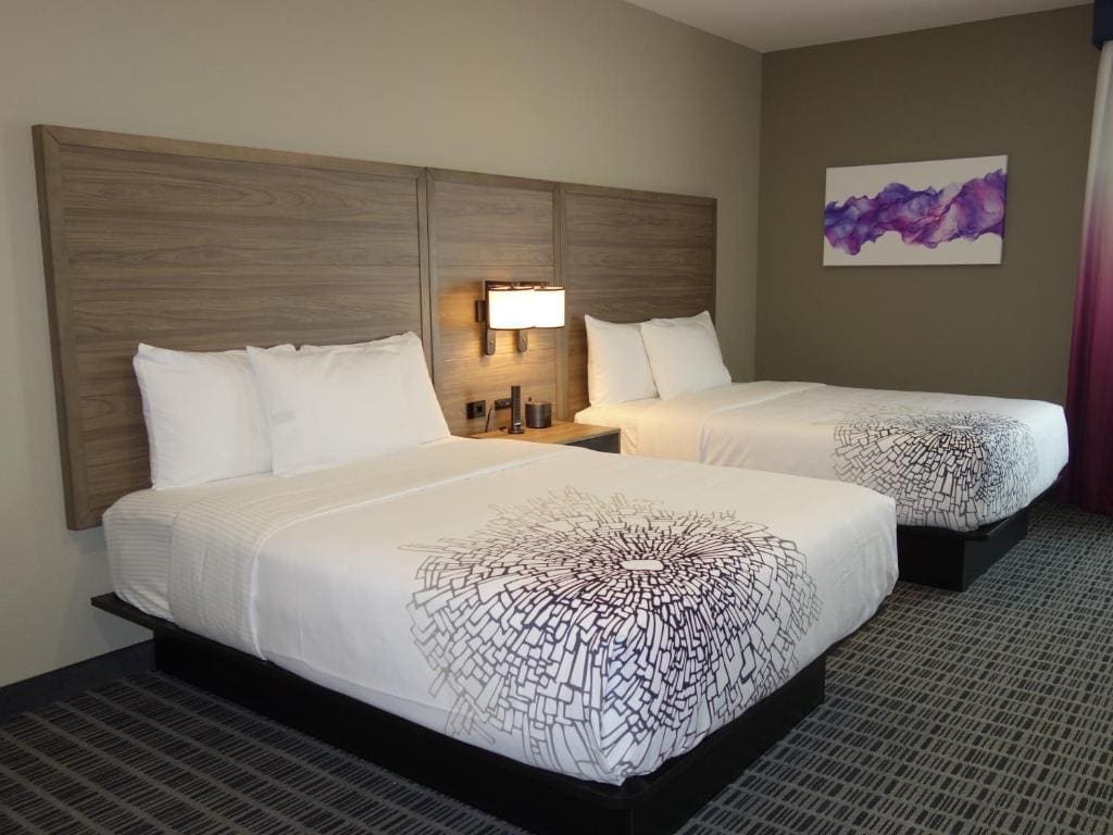 Queen Room with Two Queen Beds - Non-Smoking room - Image 2