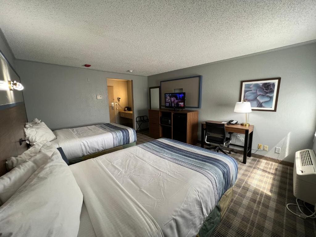 King Room with Bathtub with Grab Bars - Mobility/Hearing Accessible /Non-Smoking room - Image 1