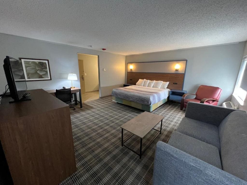 King Room with Bathtub with Grab Bars - Mobility/Hearing Accessible /Non-Smoking room - Image 2