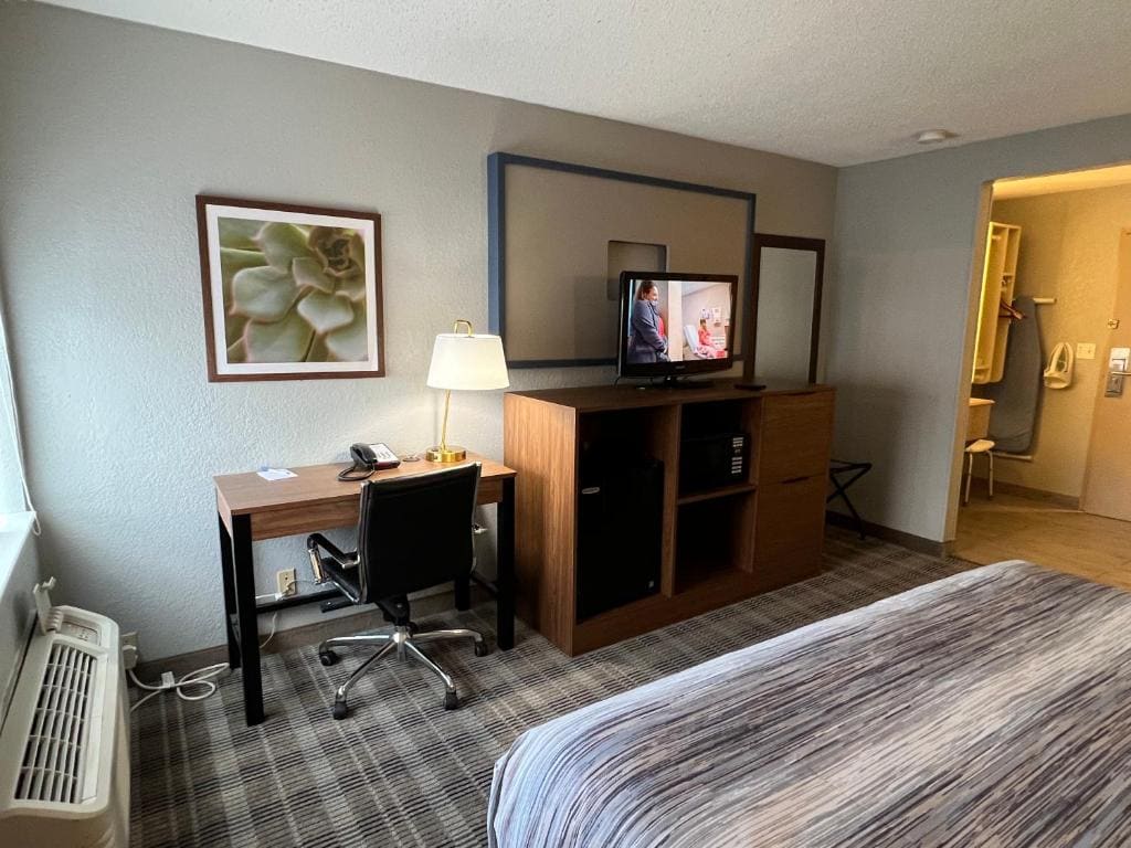 King Room with Bathtub with Grab Bars - Mobility/Hearing Accessible /Non-Smoking room - Image 3
