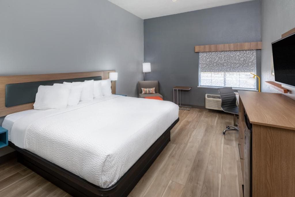 King Room with Bath Tub - Mobility Accessible/Non-Smoking room - Image 1