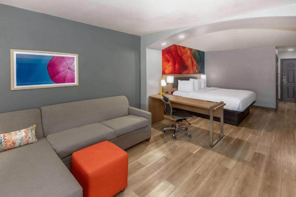 1 King Bed, Deluxe Mobility Accessible Room, Bathtub w/ Grab Bars, Non-Smoking room - Image 1