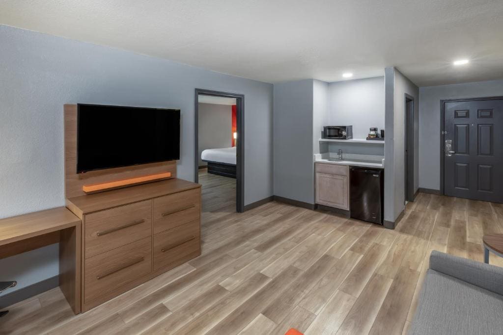 Deluxe King Room with Bath Tub - Mobility Accessible/Non-Smoking room - Image 1
