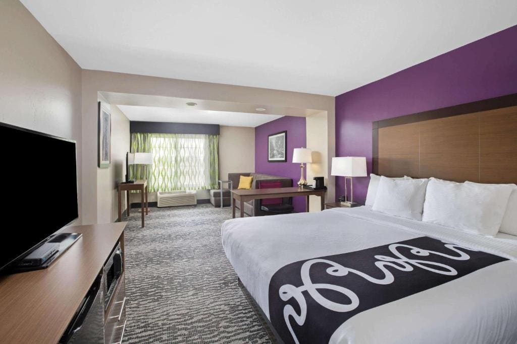 Executive Room 1 King Bed room - Image 1