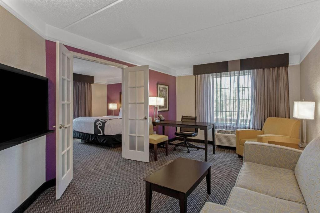 Deluxe King Suite - Non-Smoking room - Image 2