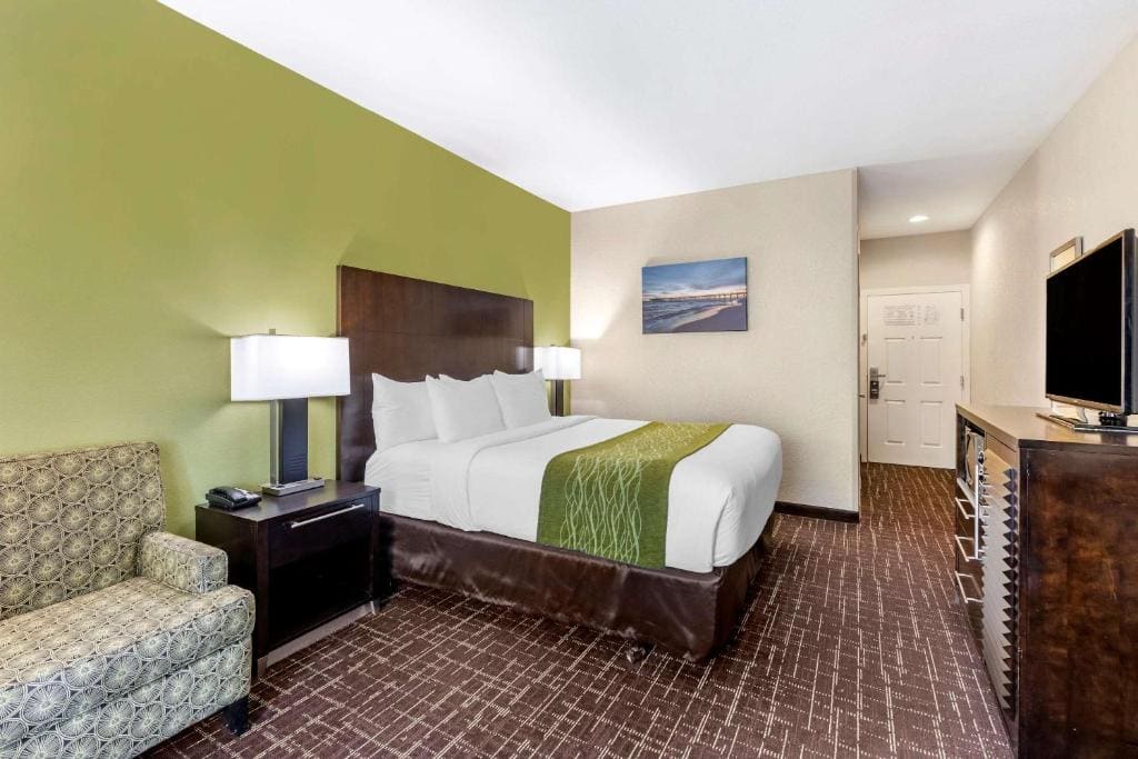 Deluxe Room, 1 King Bed with Sofa Bed, Non Smoking room - Image 1