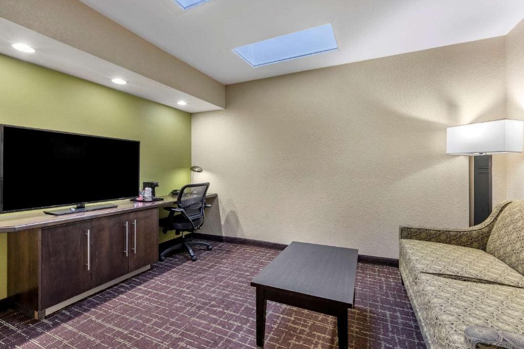 Suite, 1 King Bed with Sofa Bed, Non Smoking room - Image 3