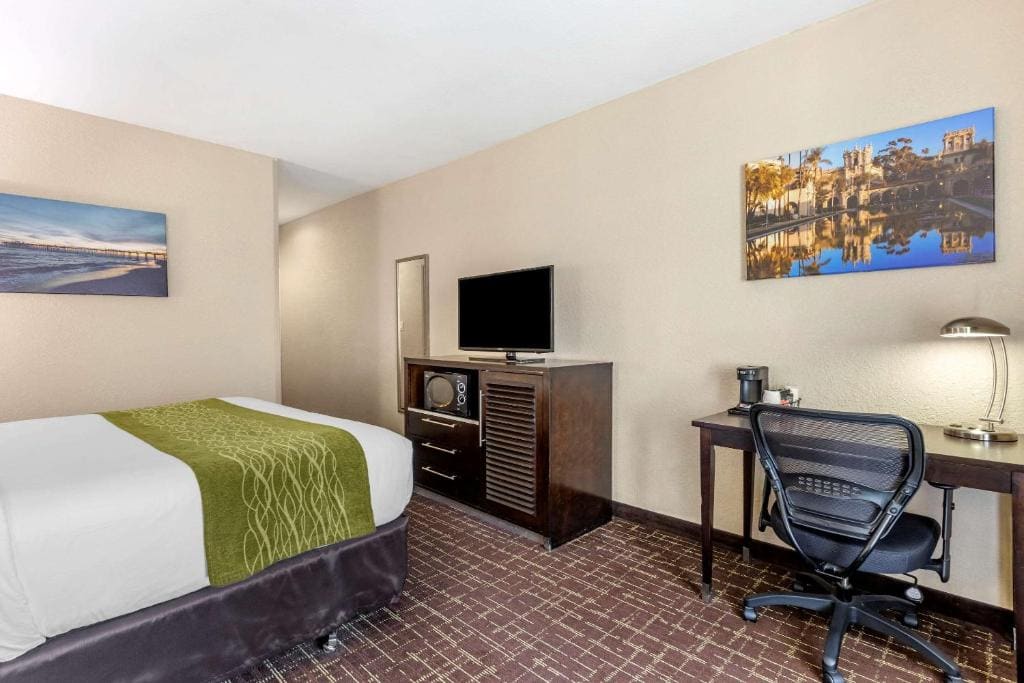 Deluxe Room, 1 King Bed with Sofa Bed, Non Smoking room - Image 3