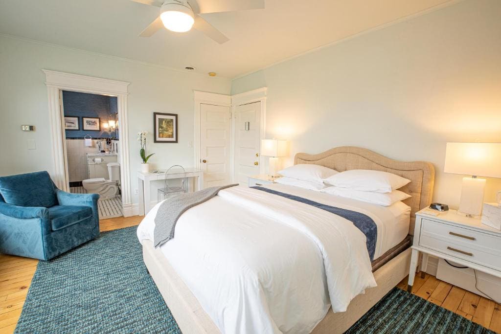 Deluxe Queen Room with Lake View room - Image 2