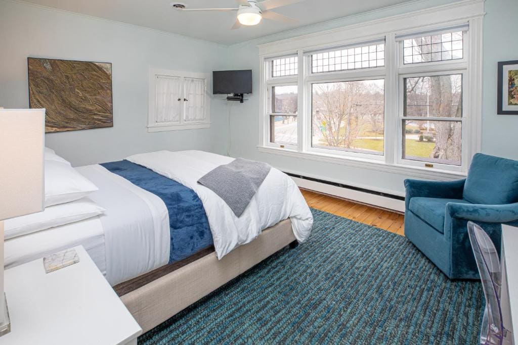Deluxe Queen Room with Lake View room - Image 3