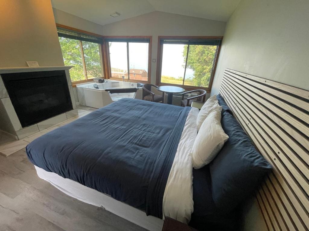 Deluxe King Room with Lake View room - Image 1