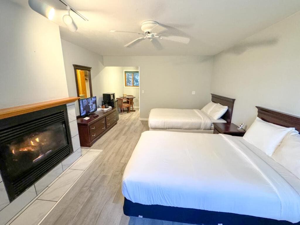 Deluxe Double Room with Two Double Beds room - Image 3