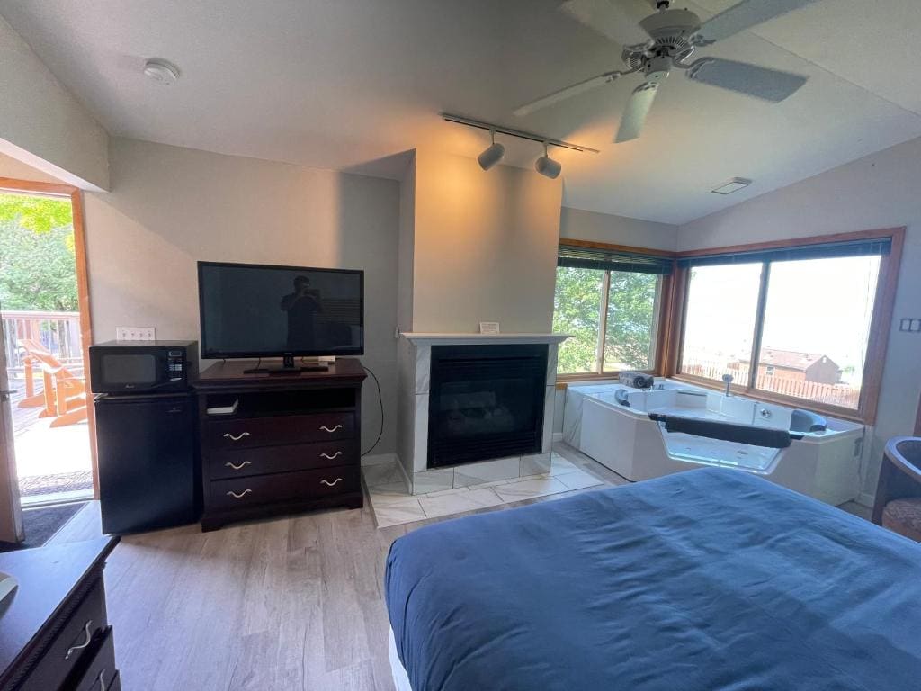Deluxe King Room with Lake View room - Image 2