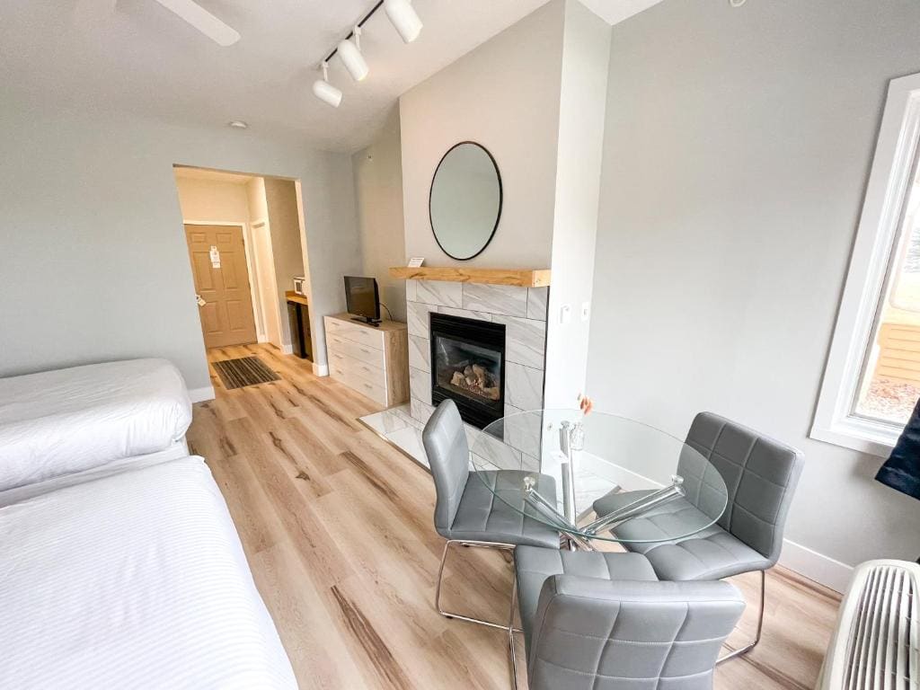 Queen Room with Two Queen Beds - Lake View room - Image 2