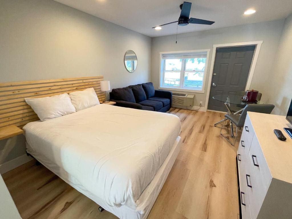 Studio with Lake View room - Image 2